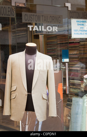 Modello di sarti da donna di fronte a un negozio di sartoria, New Delhi, India Foto Stock