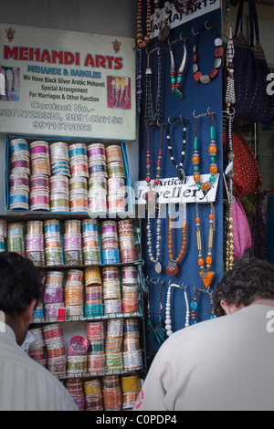 Pressione di stallo di novità di gioielleria in un mercato di strada, New Delhi, India Foto Stock