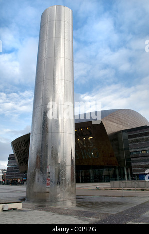 Wales Millennium Centre e Torre dell'acqua per la Baia di Cardiff, Galles, Regno Unito, Europa con la coda di gente fuori presi in inverno Foto Stock