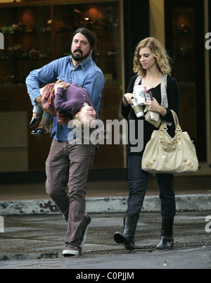 Dave Grohl ha una passeggiata a Bel-Air con la figlia Violet Maye Grohl e seconda moglie Jordym Blum Los Angeles, California - Foto Stock