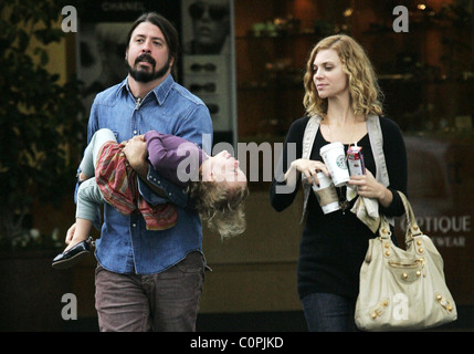 Dave Grohl ha una passeggiata a Bel-Air con la figlia Violet Maye Grohl e seconda moglie Jordym Blum Los Angeles, California - Foto Stock