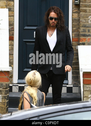 Russell Brand e la sua fidanzata Teresa Palmer lasciando la sua casa di Londra. Il comico marca è il suo modo di partecipare a un self-help Foto Stock