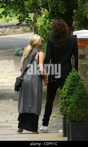 Russell Brand e la sua fidanzata Teresa Palmer lasciando la sua casa di Londra. Il comico marca è il suo modo di partecipare a un self-help Foto Stock