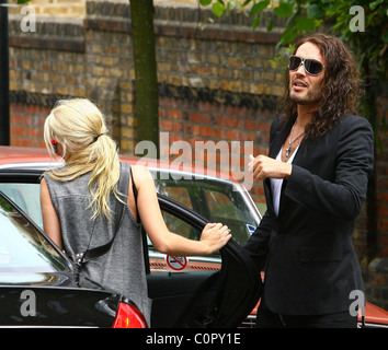 Russell Brand e la sua fidanzata Teresa Palmer lasciando la sua casa di Londra. Il comico marca è il suo modo di partecipare a un self-help Foto Stock