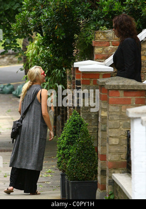 Russell Brand e la sua fidanzata Teresa Palmer lasciando la sua casa di Londra. Il comico marca è il suo modo di partecipare a un self-help Foto Stock