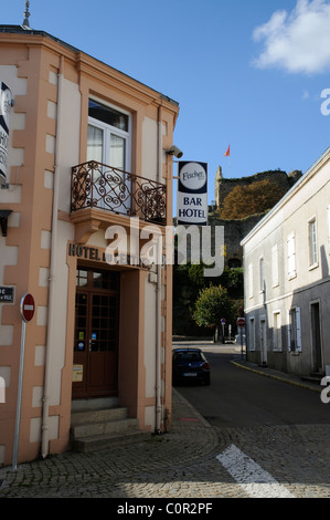 Francese hotel bar e Chateau Talmont nel centro di Talmont Saint Hilaire in Vandea regione della Francia occidentale UE Foto Stock