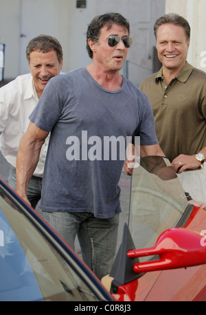 Frank Stallone e Sylvester Stallone e amici hanno il pranzo al Cafè Roma. Sly unità off in un rosso Ferrari. Los Angeles, Foto Stock