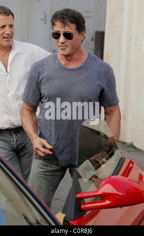 Frank Stallone e Sylvester Stallone e amici hanno il pranzo al Cafè Roma. Sly unità off in un rosso Ferrari. Los Angeles, Foto Stock