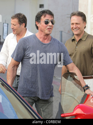 Sylvester Stallone e amici hanno il pranzo al Cafè Roma. Sly unità off in un rosso Ferrari. Los Angeles, California, Stati Uniti d'America - Foto Stock