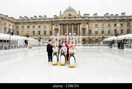 Jayne Torvill unisce il pattinaggio su ghiaccio stelle del futuro in occasione del lancio di Somerset House scuola di skate a Somerset House Londra, Foto Stock