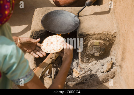 Donna fare chapati Foto Stock