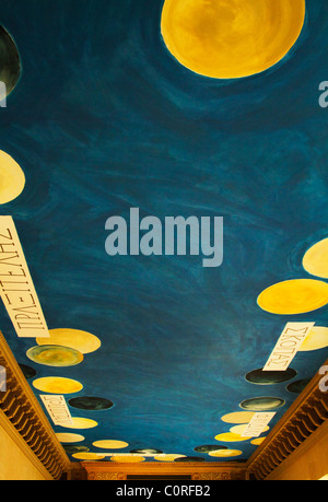 Gli interni di un museo, il Musee du Louvre, Parigi, Francia Foto Stock