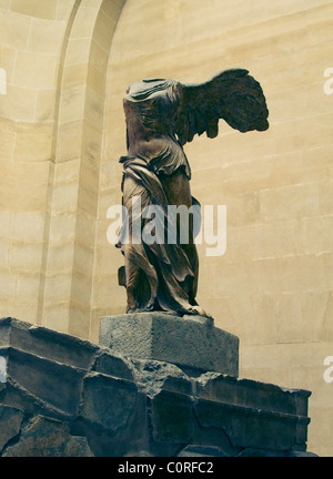 Statua della Vittoria Alata di Samotracia in un museo, il Musee du Louvre, Parigi, Francia Foto Stock