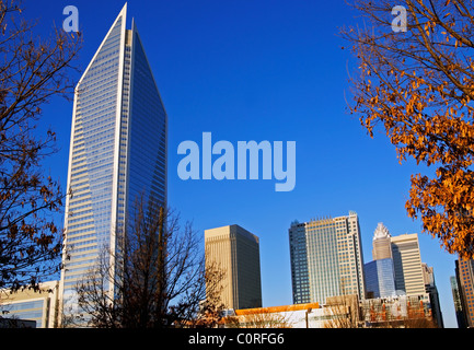 Il centro di grattacieli in Charlotte, North Carolina, NC. Duke Energy Center a sinistra. Foto Stock