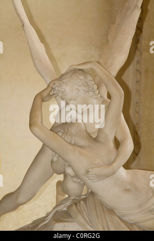 Psiche e Cupido statua in un museo, il Musee du Louvre, Parigi, Francia Foto Stock