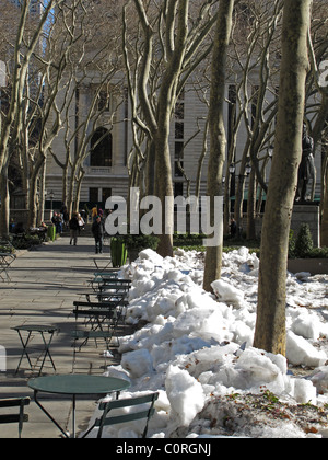 Bryant Park nel tardo inverno in una giornata di sole con fusione della neve Foto Stock