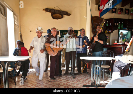 Santa Clara Bar Marquesina musicisti locali Foto Stock