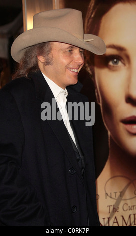 Dwight Yoakam Los Angeles Premiere di " Il Curioso Caso di Benjamin Button" tenutasi presso il Mann del villaggio del teatro. - Arrivi Foto Stock