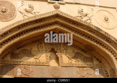 Fregio con pavoni e yalis sopra la Bala Hissat porta principale di accesso alla Golkonda Fort, Hyderabad, Foto Stock