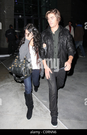 Zac Efron e Vanessa Hudgens lasciando un Lakers gioco allo STAPLES Center di Los Angeles, California - 16.12.08 RHS/ Foto Stock