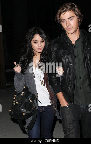 Vanessa Hudgens e Zac Efron lasciando un Lakers gioco allo STAPLES Center di Los Angeles, California - 16.12.08 RHS/ Foto Stock