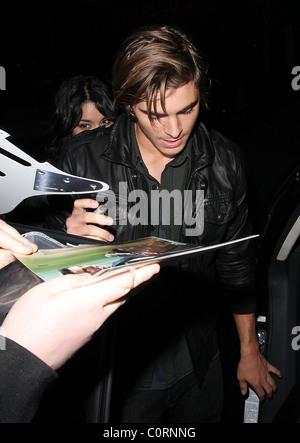 Vanessa Hudgens e Zac Efron lasciando un Lakers gioco allo STAPLES Center di Los Angeles, California - 16.12.08 RHS/ Foto Stock