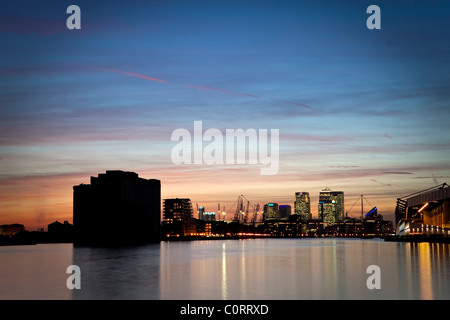 Isle of Dogs, Londra centro finanziario al tramonto riflesso nelle acque del Royal Victoria Dock Foto Stock