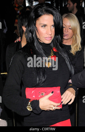 Katie Price aka Jordan e sua sorella Sophie prezzo lasciando Movida nightclub a 2.30am Londra Inghilterra - 11.12.08 Foto Stock