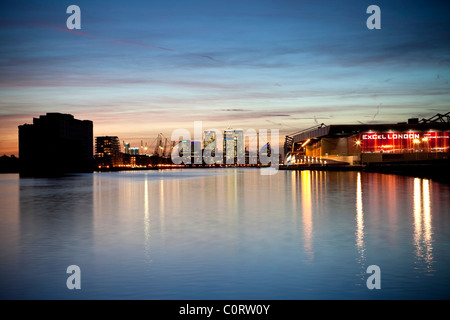 Isle of Dogs, finanziarie di Londra e il centro Excel al tramonto riflesso nelle acque del Royal Victoria Dock Foto Stock