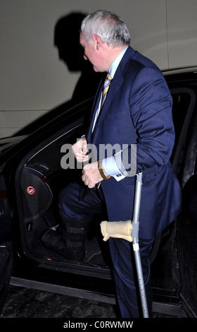 Ex Taoiseach Bertie Ahern arriva al Morgan Hotel sulle stampelle per la sua annuale festa di Natale per amici e familiari Foto Stock