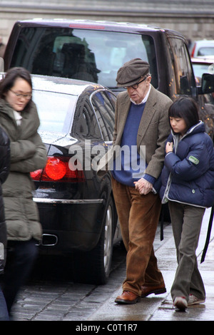 Woody Allen, moglie Soon-Yi Previn e figlia Bechet Dumaine lasciando loro hotel Dresden, Germania - 19.12.08 Foto Stock