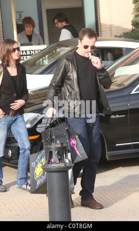 Jonny Lee Miller e la moglie di Michele Hicks facendo qualche last minute shopping natalizio a Barney's di New York a Los Angeles, Foto Stock