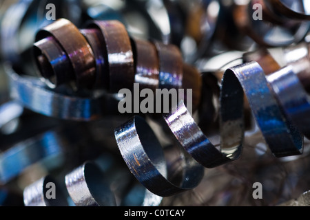 Scolorito trucioli di metallo da un tornio di metallo Foto Stock