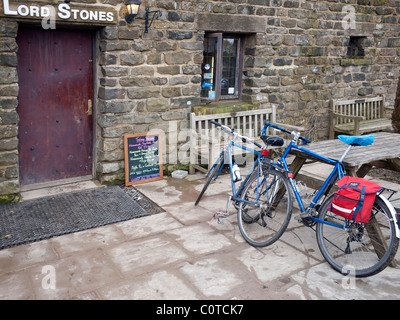 Biciclette esterno sinistro per signore pietre café sopra carlton in Cleveland Hills un popolare luogo di incontro per gli escursionisti e i ciclisti Foto Stock