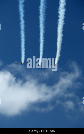 3 guerra mondiale due combattenti effettuando in corrispondenza di un'esibizione aerea. Foto Stock