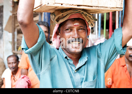 Porter a Fort Cochin mercato, Kerala, India Foto Stock