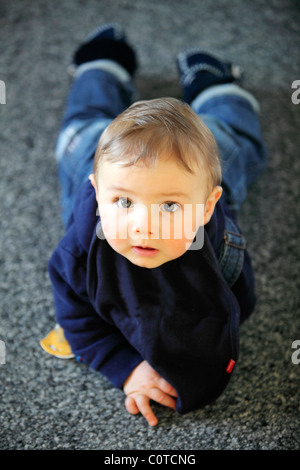 Bambino di 10 mesi, sorriso amichevole, a casa. Foto Stock