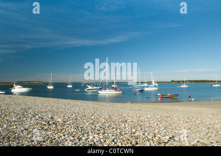 Testata est, west wittering, west sussex, Regno Unito. luglio. vista dalla spiaggia al margine nord, nord nel porto di Chichester. Foto Stock