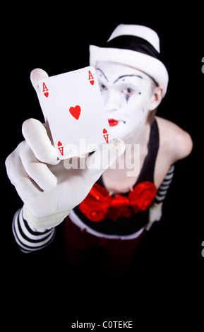 Mime nel cappello bianco che mostra asso di cuori closeup Foto Stock