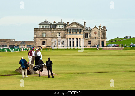 Gli amanti del golf che è fotografata sul famoso Swilcan ponte che attraversa il Swilcan Burn presso il vecchio corso diciottesimo foro in St Andrews Foto Stock