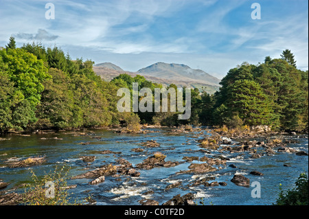 Le Cascate di Dochart a Killin in Scozia su una soleggiata giornata autunnale con Ben Lawers fornendo lo sfondo Foto Stock
