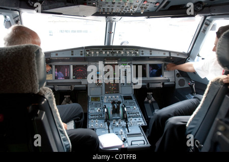 Il cockpit boing 747 aeromobili controlspilots aereo controllare strumenti airbus commerciale vista interna Foto Stock