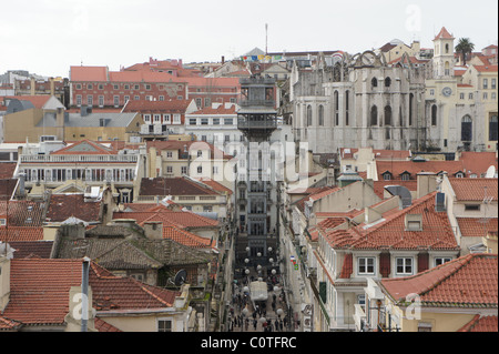 Santa Justa Street e sollevare e Carmo convento nel centro cittadino di Lisbona Foto Stock