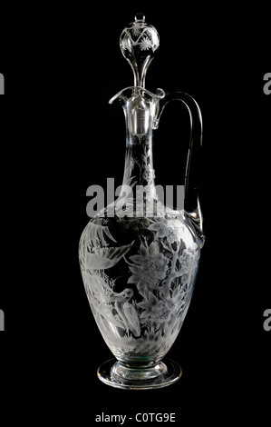 Un Inglese di oinochoe a forma di decanter vino finemente inciso con motivi nel gusto estetico, late Victorian Foto Stock