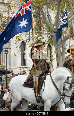 UN SOLDATO A CAVALLO CHE DETIENE LA BANDIERA AUSTRALIANA DURANTE UNA PARATA DI UN GIORNO ANZAC AD ADELAIDE, AUSTRALIA MERIDIONALE. Foto Stock