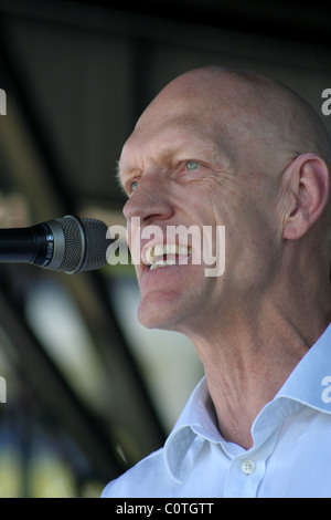 Peter Garrett (ex Olio di mezzanotte band) candidato del lavoro presso la "passeggiata contro il riscaldamento proteste" tenutosi nel dominio, Sydney, Nuovo Galles del Sud, Australia Foto Stock