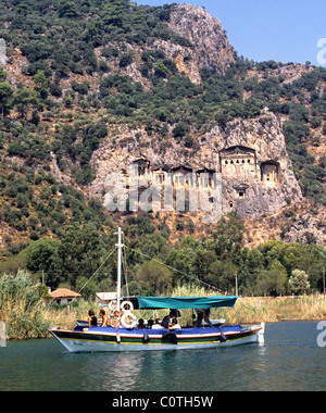 Lycian rock tombe vicine Kaunos Caunus Caunos vicino a Dalyan in Turchia sono stati costruiti per ospitare i morti re di Kaunos (Caunus) Foto Stock