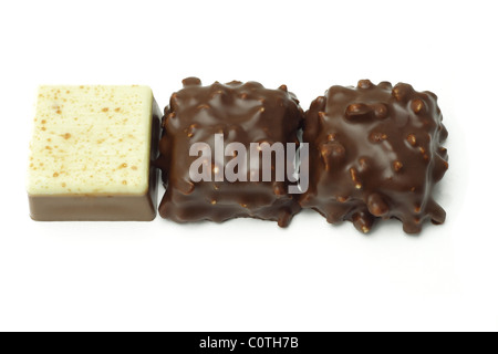 Fila di tre cubi di cioccolato su sfondo bianco Foto Stock