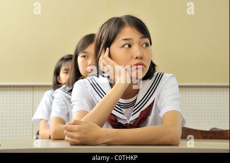 Alta scuola ragazze seduta in Aula Foto Stock