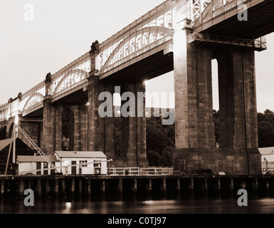 Elevato livello strada e ponte ferroviario sul fiume Tyne a Newcastle, England, Regno Unito Foto Stock